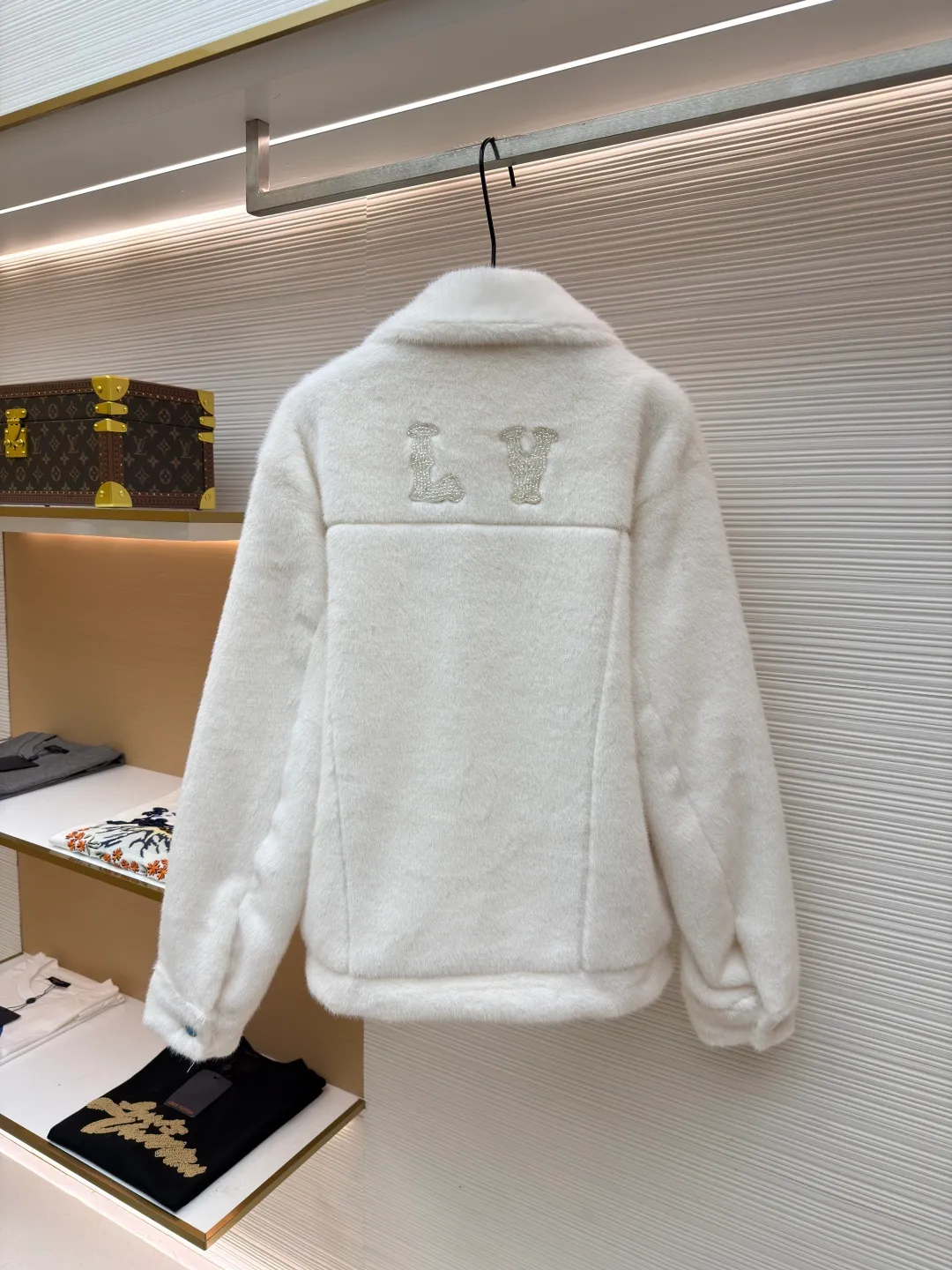 LOUIS VUITTON Turquoise Mink Jacket ●Original version: Purchased and developed at 147799 ●Item number: 1681421-C30 ●Fabric: mink fur fabric ●Technology: embroidery production ●Color: white ●Version: Fitted version ●Weight: about 1065 grams ●Size: 46-48-50-52 ●Description: This jacket is made of high-end imitation mink velvet fabric, which is soft and fluffy to the touch and has excellent warmth retention. The lapel design adopts three-dimensional tailoring + precision sewing technology, and the collar shape is crisp and naturally connected with the body. The placket button is a custom-made blue-green metal button, which creates a visual contrast with the white fabric. It is sewn in precise position and opens and closes smoothly. The large pockets on both sides use three-dimensional bag-shaped technology, and the bag mouth echoes the buttons, combining practicality and design. The inner lining is made of the brand's classic pattern printed fabric, which is combined with the outer layer of plush fabric through laminating sewing technology to create a strong sense of layering. The overall cut is a loose-shouldered version, and the multi-piece structure is spliced ​​to create a casual and trendy wearing effect while ensuring comfort and freedom during movement. It is a fashionable item that combines luxurious plush texture with exquisite craftsmanship. The overall wiring is straight and delicate, the fabric is comfortable and soft, and the color is consistent without color difference. It can be matched with the same style to create a fashionable look and control various occasions. Customized accessories, complete with three standards, same style for men and women!